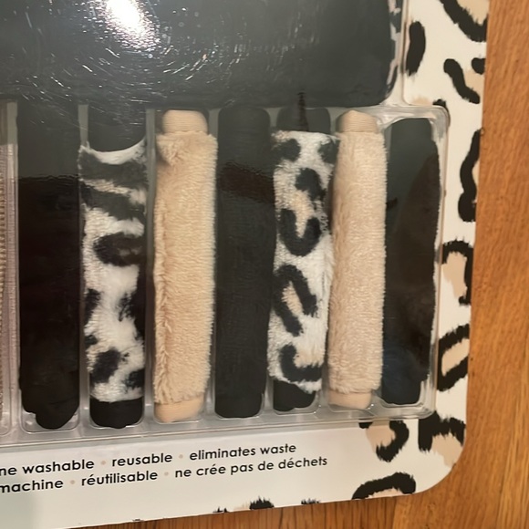 The Original Makeup Eraser Cloths & Laundry Bag - Picture 3 of 10